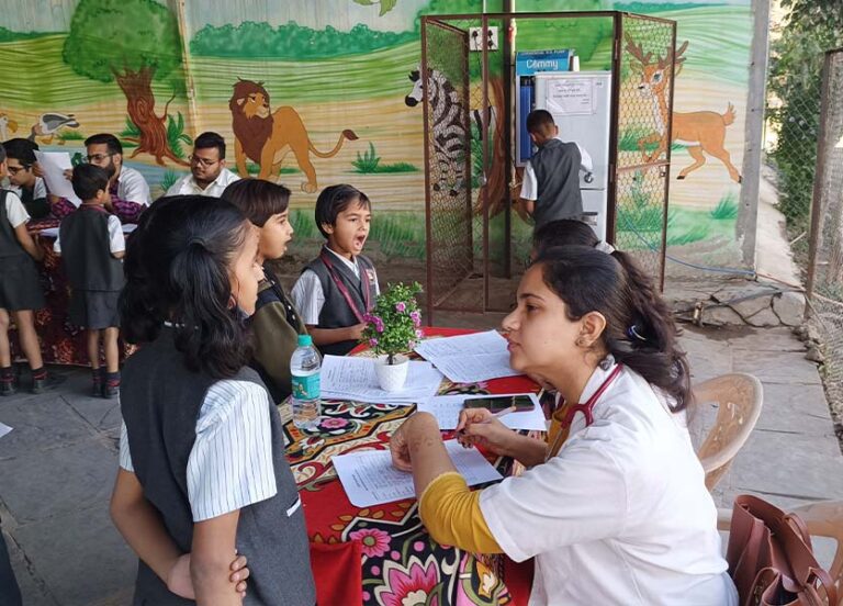 Read more about the article संस्कार माध्यमिक शाळेत आरोग्य तपासणी शिबिराचे आयोजन